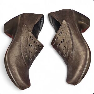 NWOT Naot Women's Precious Dress Pump Clog Wedges - Women’s Size 6 - Brown Suede